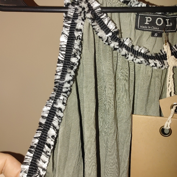 POL Flowy Green Cold Shoulder Top With 3/4 Sleeve. Size S Fits S-L - Picture 6 of 6